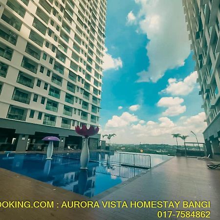 Aurora Vista Homestay Bangi: Riverside Retreat with Pool and Wellness Kajang Exterior photo