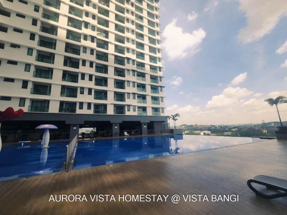 Aurora Vista Homestay Bangi: Riverside Retreat with Pool and Wellness Kajang Exterior photo