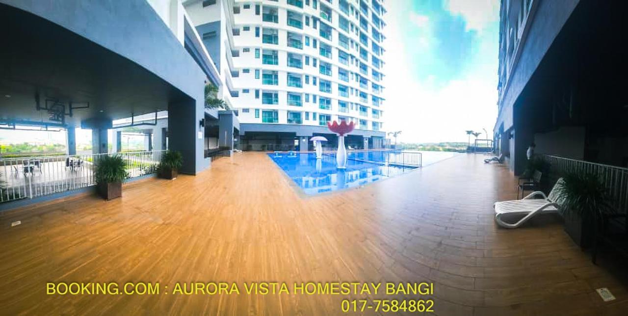 Aurora Vista Homestay Bangi: Riverside Retreat with Pool and Wellness Kajang Exterior photo