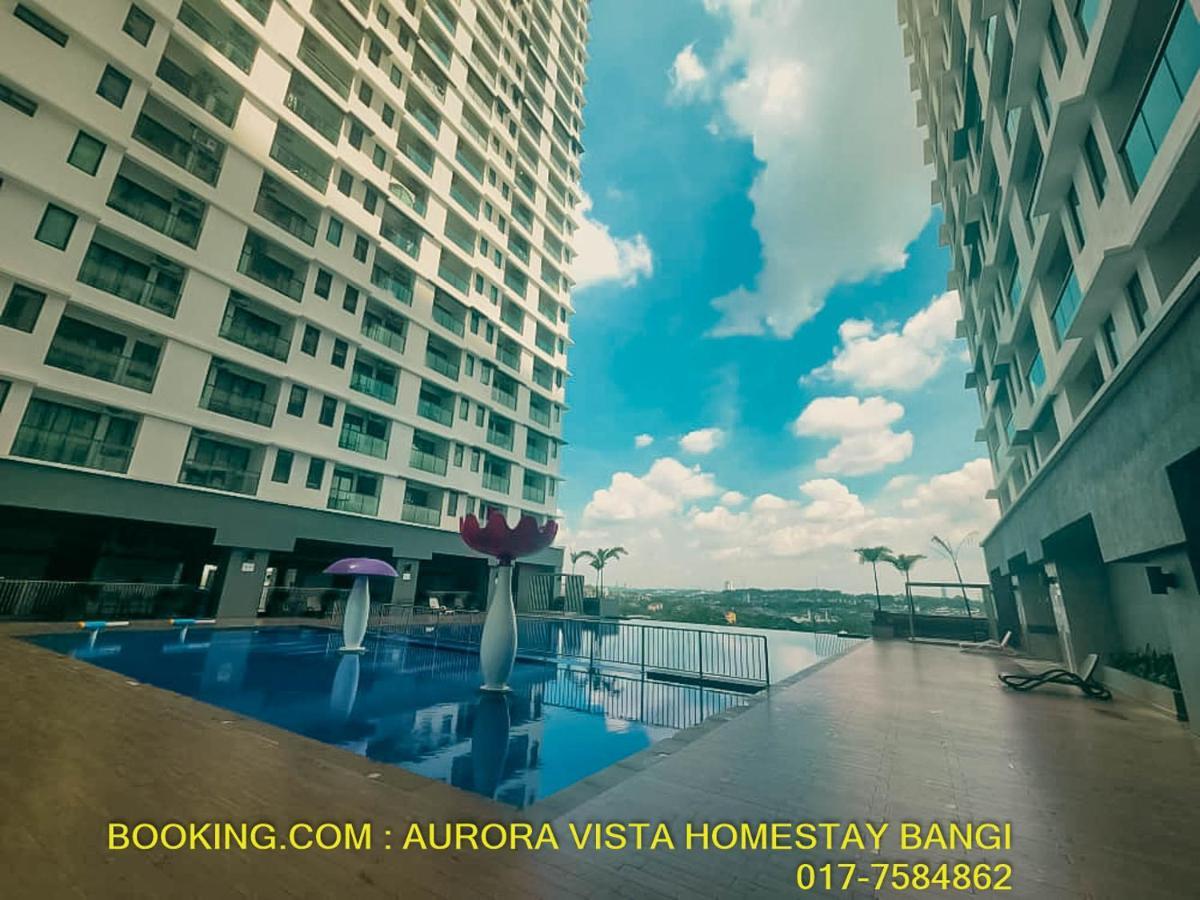 Aurora Vista Homestay Bangi: Riverside Retreat with Pool and Wellness Kajang Exterior photo