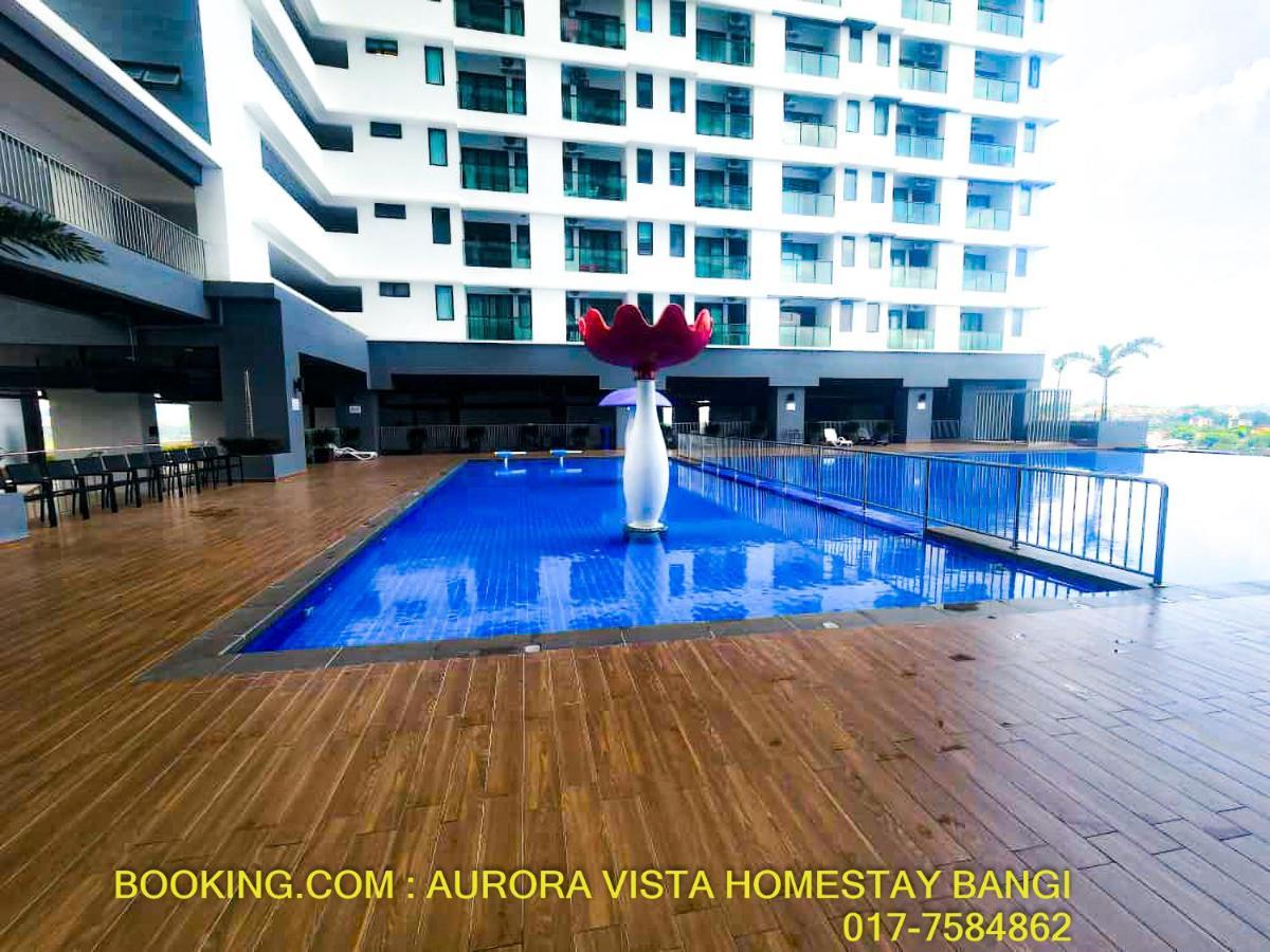 Aurora Vista Homestay Bangi: Riverside Retreat with Pool and Wellness Kajang Exterior photo