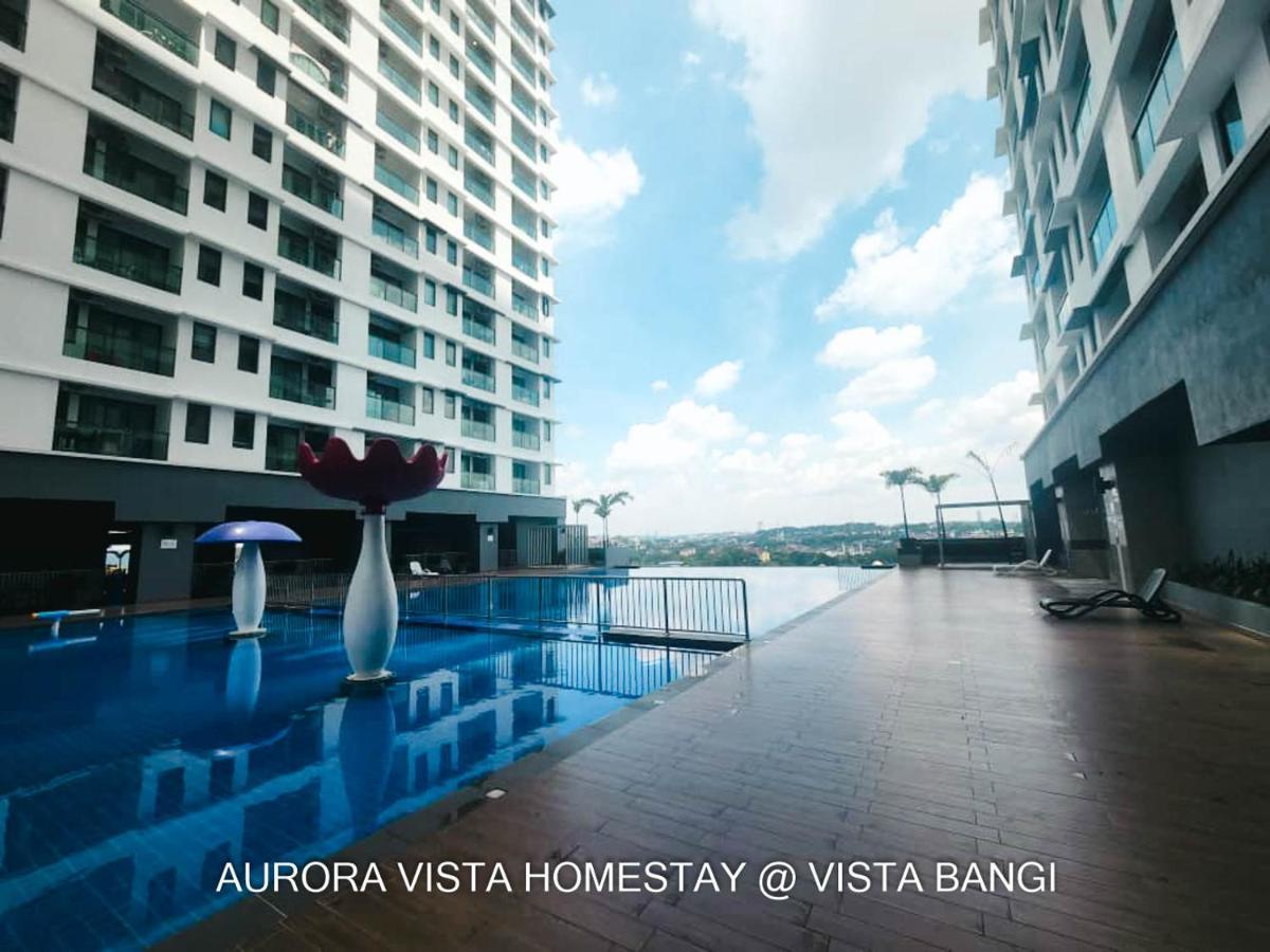 Aurora Vista Homestay Bangi: Riverside Retreat with Pool and Wellness Kajang Exterior photo